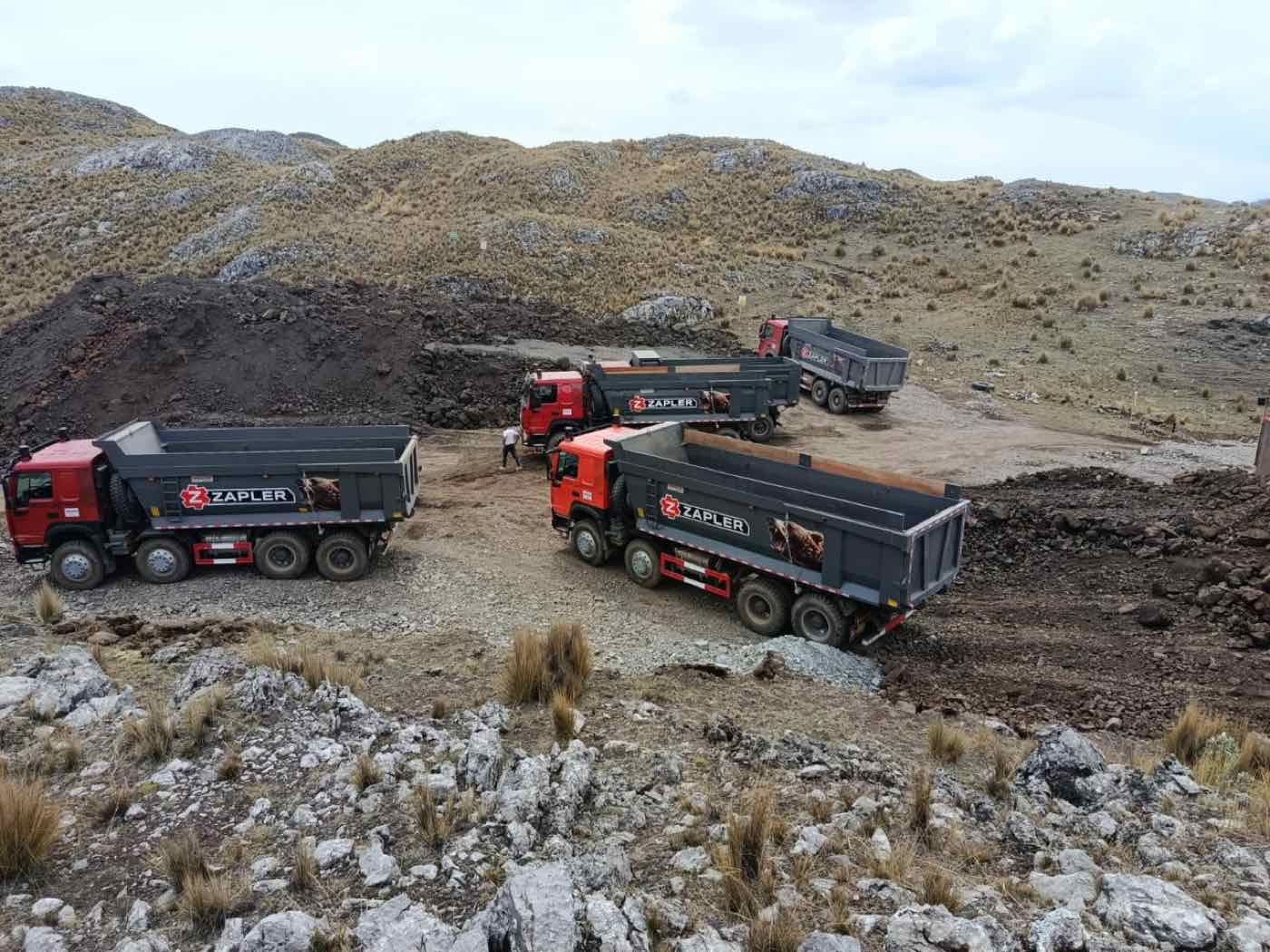 Volquetes de Apaq Rumi en frente de minado en Cusco
