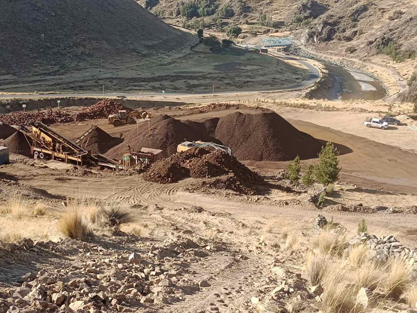 Tajo y canchas de mineral en el sur andino