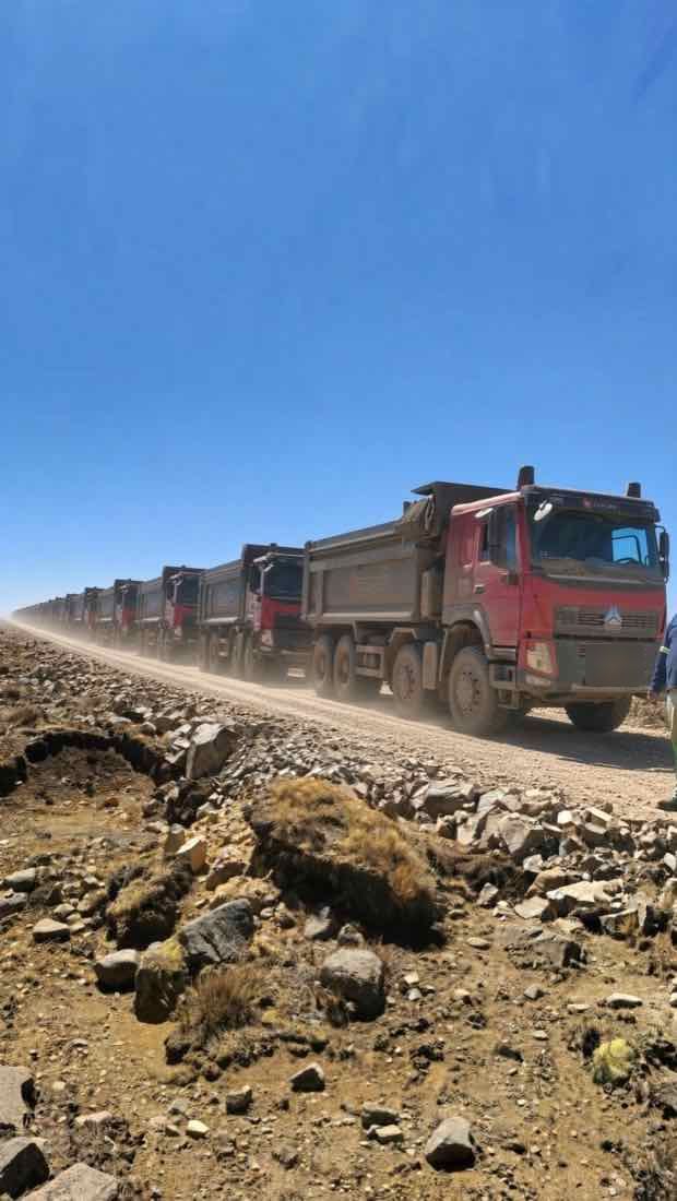 Apaq Rumi · convoy de volquetes en el corredor minero